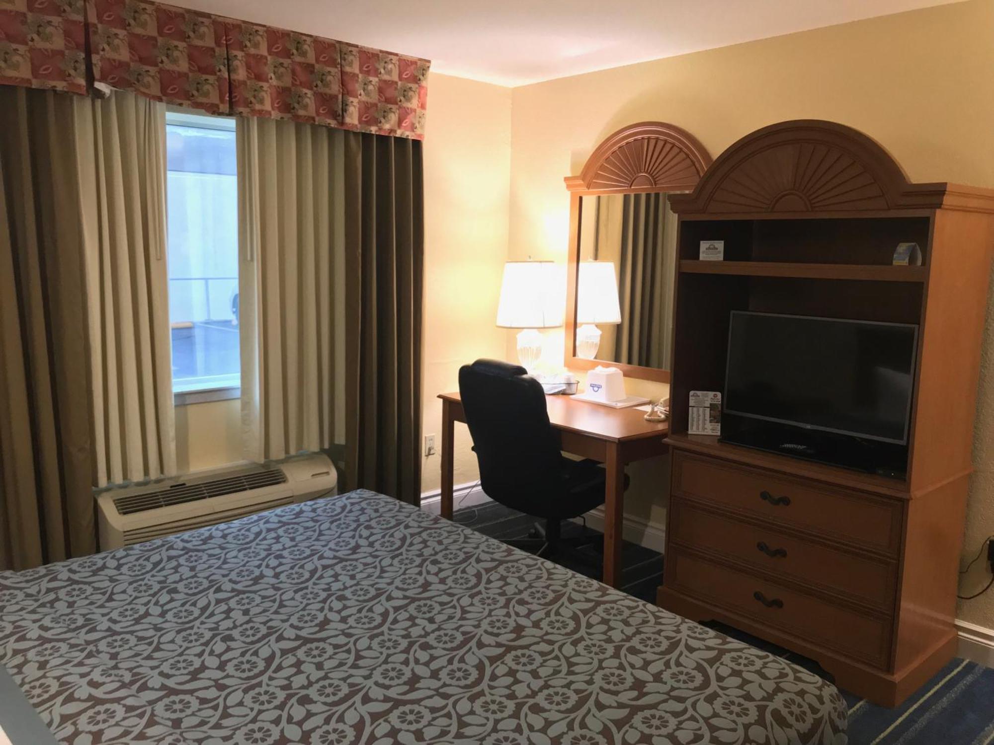 King Room with Roll-In Shower - Mobility/Hearing Accessible - Non-Smoking